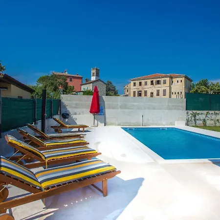 Дом отдыха In With Private Pool