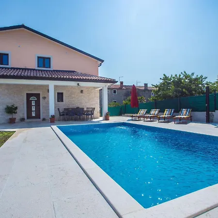 Дом отдыха In With Private Pool