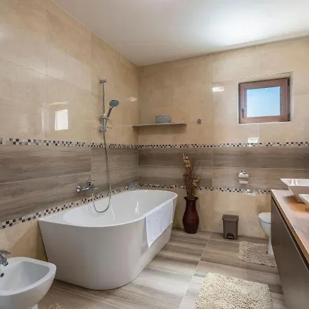 In With Private Pool * Бртонигла